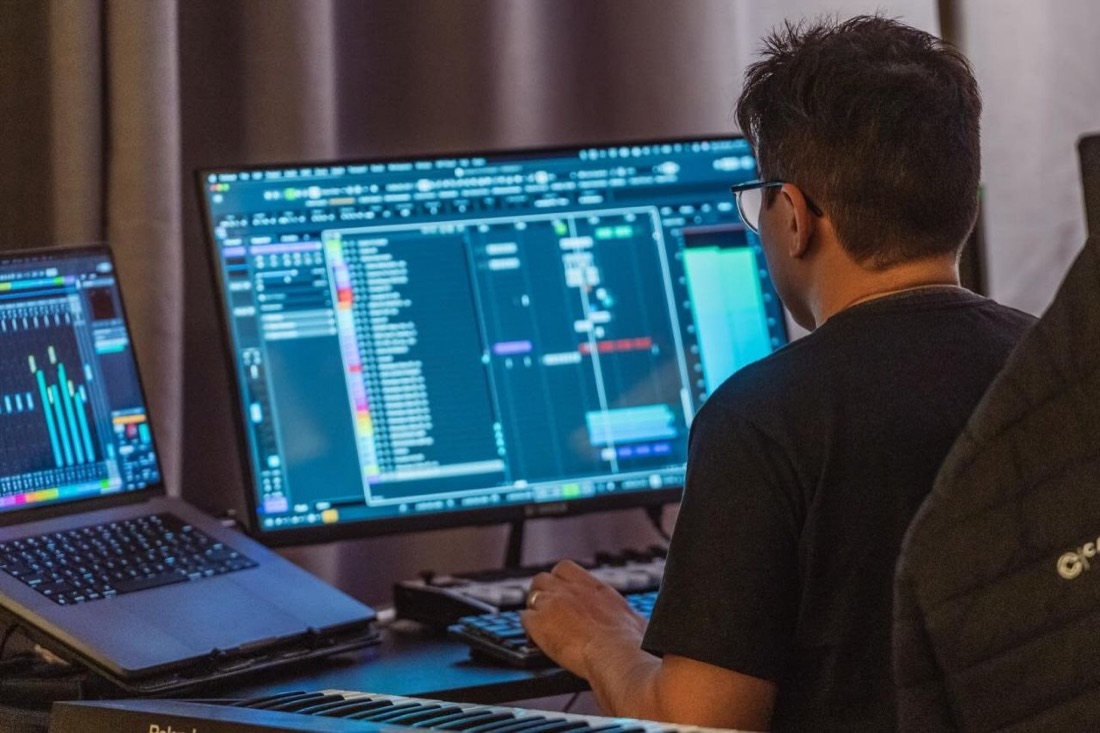 Lourival produzindo no computador